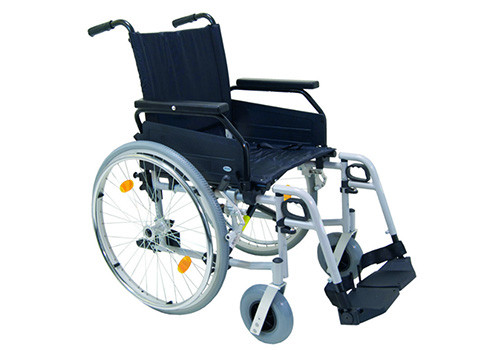 Leichter Aktiv-Rollstuhl mit klappbarem Rahmen, ergonomischen Rädern und verstellbaren Fußstützen für maximale Mobilität und Komfort.